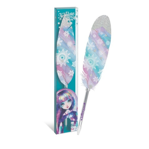 Długopis z piórkiem Isadora Nebulous Stars – ozdobny długopis z dużym piórkiem w pastelowych kolorach błękitu i fioletu, z brokatową końcówką i wzorem płatków śniegu, w opakowaniu z ilustracją postaci