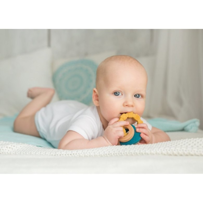 Gryzak pierścień serce silikonowo-drewniany GiliGums DUMGG19013