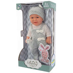 Lalka niemowlę w szarym komplecie z czapeczką i smoczkiem w ozdobnym pudełku – idealny prezent dla dziecka
