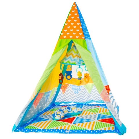 Kolorowa mata do zabawy w formie namiotu tipi z wysokim stożkowym daszkiem, ozdobiona wzorami w serduszka i zygzaki; wewnątrz wiszą miękkie zabawki dla niemowląt, a podłoże ma wielobarwne geometryczne panele.