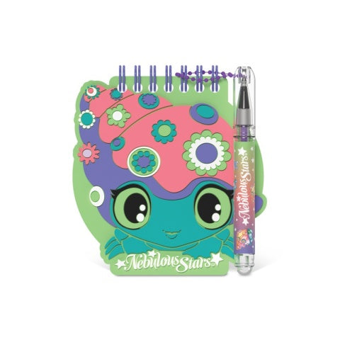 Notes z długopisem i naklejkami Nebulous Stars – kolorowy notes w kształcie uroczej postaci z dużymi oczami, zielono-różową grafiką i spiralą u góry, z dołączonym fioletowym długopisem ozdobionym postaciami i gwiazdkami