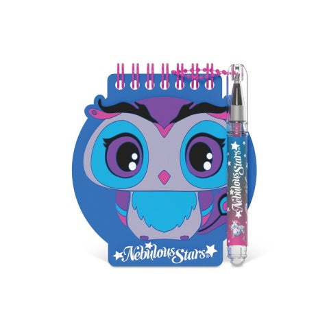 Notes z długopisem i naklejkami Nebulous Stars w kształcie uroczej niebiesko-fioletowej sowy z dużymi oczami, spiralą u góry i dołączonym długopisem z przezroczystą skuwką i kolorową grafiką postaci