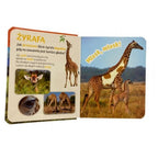 Wnętrze książki „Pogłaszcz Zwierzęta Świata” przedstawiające żyrafę i jej młode na sawannie oraz krótkie ciekawostki o zwierzęciu.