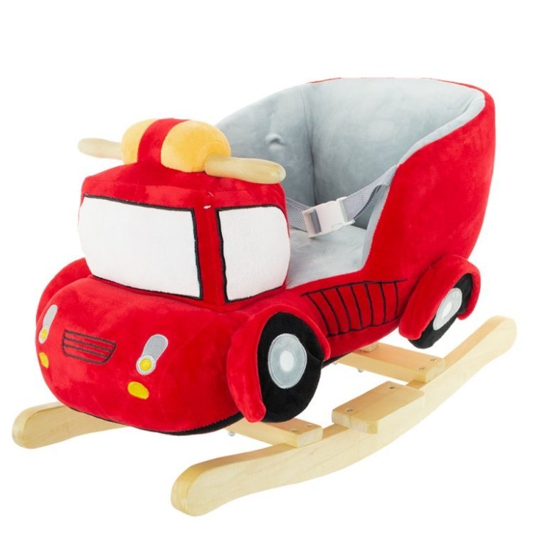 Czerwona pluszowa huśtawka w kształcie samochodu strażackiego z drewnianymi płozami i pasem bezpieczeństwa dla dzieci