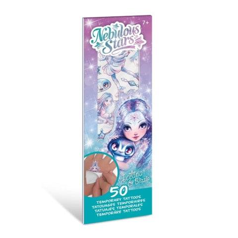 Tatuaże dla dzieci Nebulous Stars Leona & Blizzia – zestaw 50 tatuaży tymczasowych z motywami gwiezdnej postaci Leona, jej zwierzątka Blizzia, śnieżnych i magicznych elementów, w wysokim fioletowo-turkusowym opakowaniu z ilustracją bohaterki i przykładem tatuażu na skórze