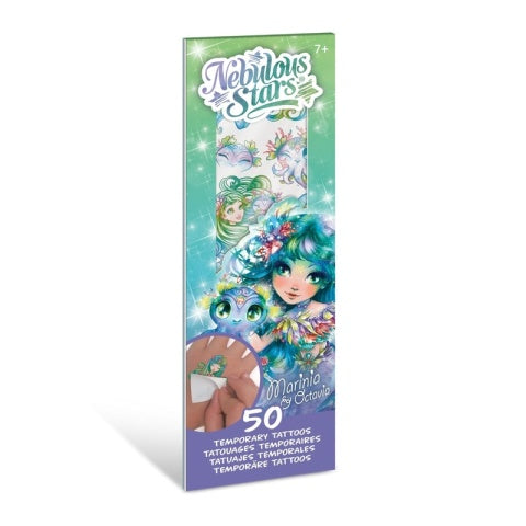 Tatuaże dla dzieci Nebulous Stars Marinia – zestaw 50 kolorowych tatuaży tymczasowych z motywami syren, zwierzątek i postaci fantasy, w wysokim opakowaniu z ilustracją Marinia i przykładem aplikacji na skórze