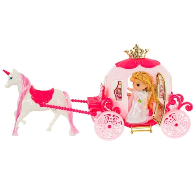 Różowa kareta zabawkowa ciągnięta przez białego jednorożca z różową grzywą, w środku siedzi lalka księżniczka.
