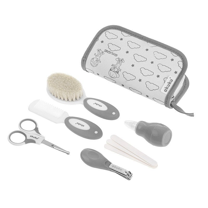 Zestaw pielęgnacyjny Akuku Grey Deluxe – praktyczny komplet akcesoriów do pielęgnacji niemowląt w szarym etui z chmurkami, idealny na prezent