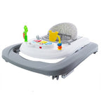 Składany szaro-biały chodzik dla dziecka z miękkim siedziskiem i interaktywnym panelem z zabawkami, przedstawiony na białym tle.