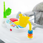 Zbliżenie na interaktywny panel chodzika dla dziecka W2208 w kolorze szarym, z kolorowymi zabawkami i miękkim siedziskiem w tle.