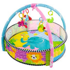 Kolorowa mata edukacyjna w formie basenu dla niemowląt z wysokimi ściankami, pałąkami i wiszącymi zabawkami w motywach zwierząt.