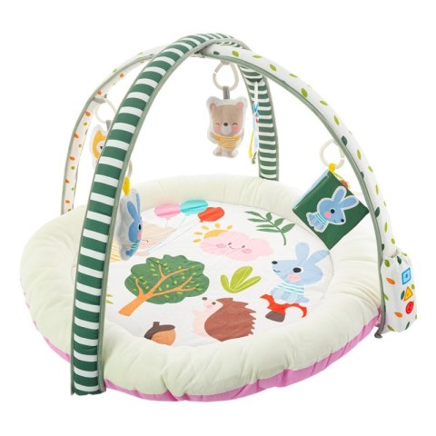 Okrągła mata edukacyjna dla niemowląt z miękkimi brzegami, wiszącymi zabawkami na pałąkach oraz kolorowymi ilustracjami leśnych zwierząt na spodzie.