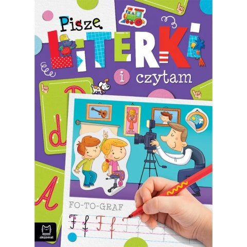 Kolorowanka edukacyjna Piszę Literki i Czytam – nauka pisania liter i czytania dla dzieci z ilustracją fotografa i dzieci
